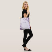 Stilvolle violette Blumen Tote Bag Tasche (Am Model)