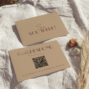 Stilvolle warme Beige Old Money QR-Code-Hochzeit RSVP Karte