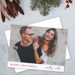 Stilvolle Weihnachten | Modernes, trendy Couple Fo<br><div class="desc">Eine stilvolle Urlaubspostkarte mit moderner Typografie "Frohe Weihnachten" in rot und handgeschriebener Schriftzeichen für den bzw. die Paarnamen auf einem schlichten, minimalistisch weißen Hintergrund. Foto, Name und Gruß lassen sich einfach für eine persönliche Touch anpassen. Ein einfaches, minimalistisches und zeitgenössisches Weihnachtsdesign, das sich in dieser Urlaubssaison auszeichnet! Das abgebildete Bild...</div>