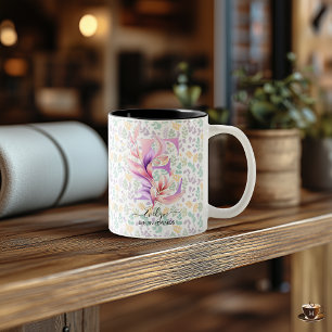 Stilvoller Boho-Chic-Blumen-Monogramm-Becher - E Zweifarbige Tasse