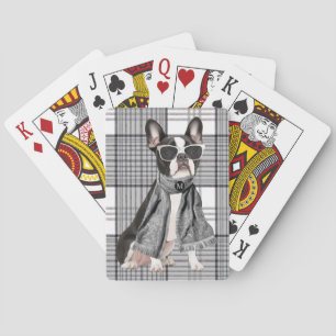 Stilvoller Boston-Terrier-Hund und kariertes Monog Spielkarten