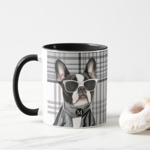Stilvoller Boston-Terrier-Hund und kariertes Monog Tasse