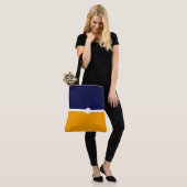 Stilvoller Chic Moderner, blauer gelber Farbblock Tasche (Am Model)