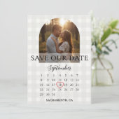 Stilvoller Gingham-Hochzeitsfoto-Torbogen zur Verl Save The Date (Stehend Vorderseite)
