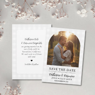 Stilvoller Gingham-Hochzeitsfoto-Torbogen zur Verl Save The Date