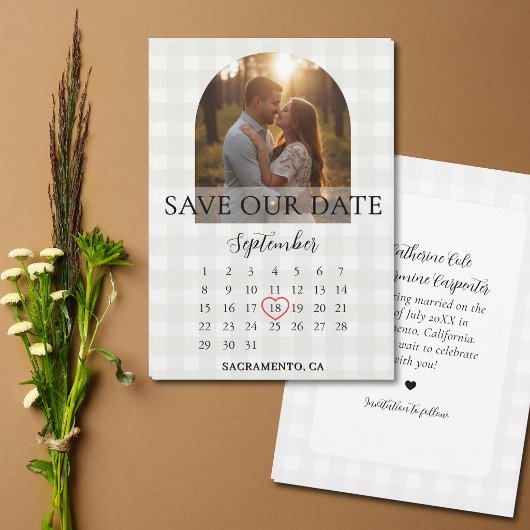 Stilvoller Gingham-Hochzeitsfoto-Torbogen zur Verl Save The Date