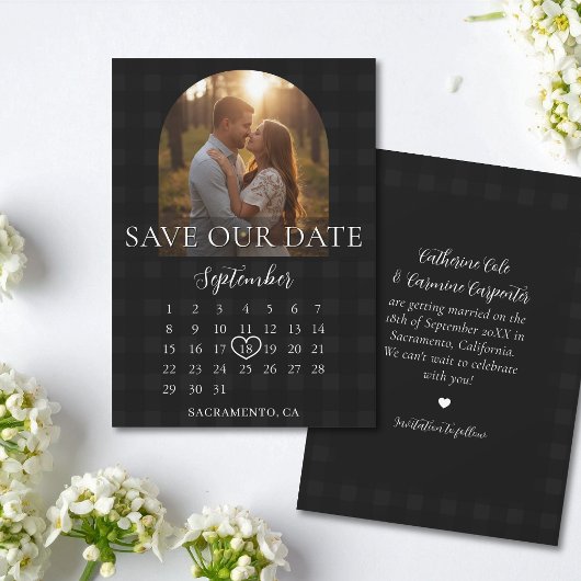 Stilvoller Gingham-Hochzeitsfoto-Torbogen zur Verl Save The Date