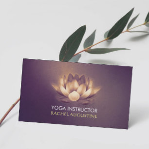 Stilvoller leuchtender Lotus und lila Grunge Yoga- Visitenkarte