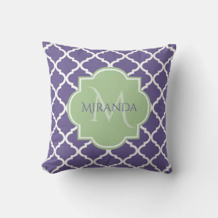 Stilvoller lila Quatrefoil und grünes Monogramm Kissen