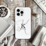 Stilvoller Name mit Kalligraphie Monogram auf Weiß Case-Mate iPhone Hülle<br><div class="desc">Stilvoll und schön präsentiert dieses einzigartige iPhone-Gehäuse im Monogramm den ersten Vornamen in einem einfachen Serif-Schriftart und einem eleganten Kalligraphie-Schriftart im Hintergrund. Ihr Name wird in diesem einzigartigen typografischen benutzerdefinierten Design unter Ihrem Monogramm angezeigt. Die drei Elemente verschmelzen mit einer ausgeklügelten Harmonie und kreieren Ihr eigenes Markenlogo. Hier mit einem...</div>