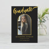 Stilvolles Black and Gold Script Graduate Foto Ankündigung (Stehend Vorderseite)