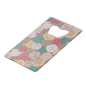 Stilvolles Blumenmuster. Helles Blumen Kreditkarten Flaschenöffner (Rückseite Schrägansicht)