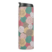 Stilvolles Blumenmuster. Helles Blumen Thermosbecher (Nach rechts gedreht)