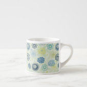 Stilvolles Blumenmuster mit niedlichen Blumen Espressotasse (Rechts)