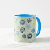 Stilvolles Blumenmuster mit niedlichen Blumen Tasse (VorderseiteRechts)