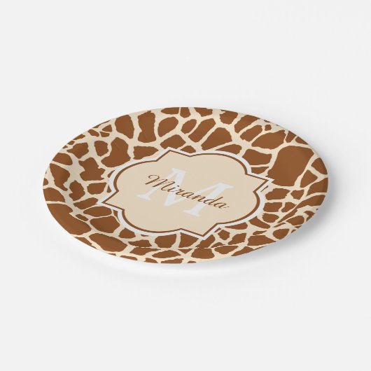 Stilvolles Brown-Giraffen-Druck-Monogramm und Name Pappteller (Schrägansicht)
