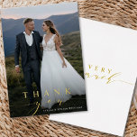 Stilvolles Calligrafy Gold Foil Foto Danke Karte<br><div class="desc">Elegantes und stilvolles weißes Skript danke Karte mit "sehr viel" Skript auf der Rückseite. Ideal für Hochzeiten,  Geburtstage,  Abschlüsse und andere Veranstaltungen. Klicken Sie auf die SCHALTFLÄCHE BLAUE DESIGN TOOL,  um eine erweiterte Anpassung dieses Designs zu erhalten.</div>