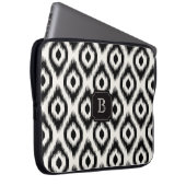 Stilvolles Chic Black Ivory Diamond Ikat Monogram Laptopschutzhülle (Vorne Rechts)