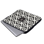 Stilvolles Chic Black Ivory Diamond Ikat Monogram Laptopschutzhülle (Vorne Knopf)