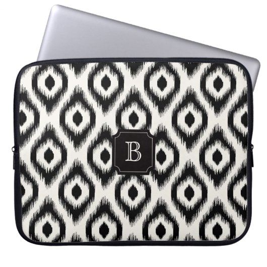 Stilvolles Chic Black Ivory Diamond Ikat Monogram Laptopschutzhülle (Vorderseite)