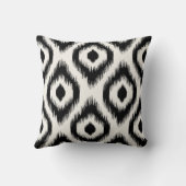 Stilvolles Chic Black Ivory Diamond Ikat Muster Kissen (Rückseite)