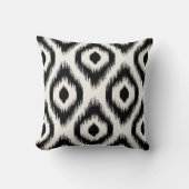 Stilvolles Chic Black Ivory Diamond Ikat Muster Kissen (Vorderseite)