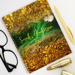 Stilvolles Chic Gold Metallic Foil Green Year 2024 Planer<br><div class="desc">Dieser individuell anpassbare Jahresplaner zeichnet sich durch ein atemberaubendes, goldfarbenes und grün abstraktes Design auf seinem Cover aus. Die Spiralbindung und die übersichtliche Abdeckung verleihen der Touch Eleganz, während der personalisierte Name und das Jahr in kursivem Schriftart sie zu einem einzigartigen Erlebnis machen. Ideal, um Ihr Jahr zu organisieren und...</div>
