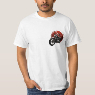 Stilvolles Cruiser Motorrad mit feinem rotem Hinte T-Shirt
