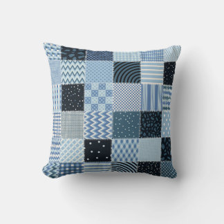 Stilvolles Design, geometrische Fliesen, blaue Far Kissen