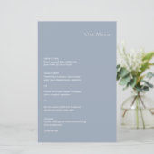 Stilvolles Dusty Blue Modern Wedding Menu (Stehend Vorderseite)