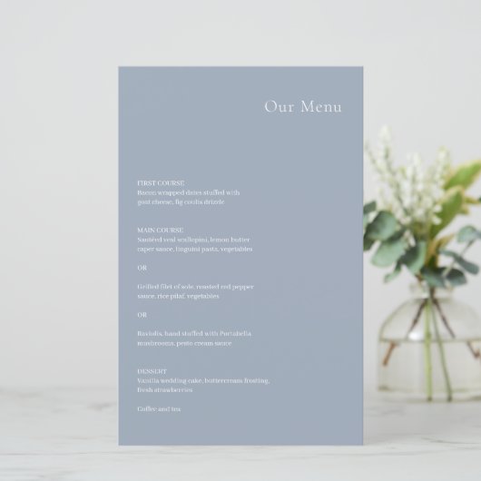 Stilvolles Dusty Blue Modern Wedding Menu (Stehend Vorderseite)
