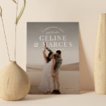 Stilvolles, einfaches Foto Doppelseitiges Weiß Save The Date<br><div class="desc">Save the Date zeigt das Foto und die Namen als Brennpunkt mit styliertem Typ und einem verblassenden Farbverlauf an,  um den Text zu markieren. Fügen Sie der Rückseite ein zusätzliches Foto hinzu.</div>