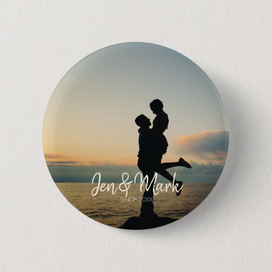 Stilvolles Foto. Name und Jahr Typografie. Button (Vorderseite)