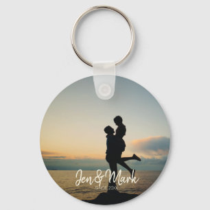 Stilvolles Foto. Name und Jahr Typografie. Schlüsselanhänger