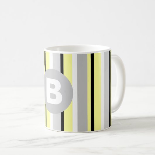Stilvolles gelb und grau gestreiftes Monogramm Kaffeetasse (VorderseiteRechts)