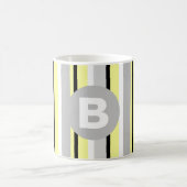 Stilvolles gelb und grau gestreiftes Monogramm Kaffeetasse (Mittel)