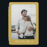 Stilvolles Gelbkalligrafie-Personalisiertes Foto iPad Pro Cover<br><div class="desc">Dieses personalisierte iPad Cover besticht durch ein modernes und elegantes Design mit einem individuell anpassbaren Foto an der Vorderseite, gerahmt durch einen warmen Senf-gelben Rahmen. Das Design wird durch elegante weiße Skripte für Ihren Namen oder Ihre Botschaft betont, was es zu einem einzigartigen und praktischen Accessoire macht. Ideal, um Ihr...</div>