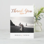 Stilvolles Gold Script Wedding Foto Dankeskarte (Stehend Vorderseite)