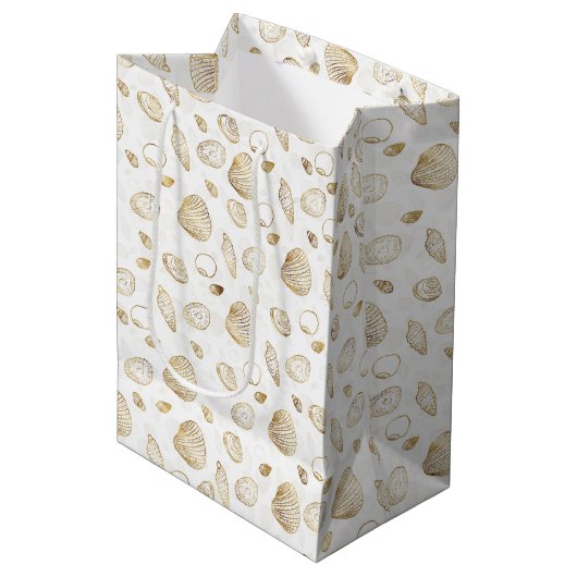 Stilvolles Gold White Seashells Muster Mittlere Geschenktüte (Vorderseite Schrägansicht)
