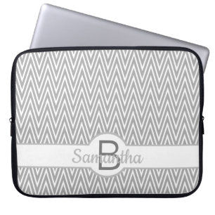 Stilvolles graues Chevron-Muster personalisiert Laptopschutzhülle