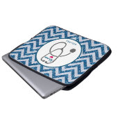 Stilvolles graues PflegeStethoskop auf Blue Zickza Laptopschutzhülle (Vorne Knopf)