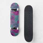Stilvolles, helles Muster aus wunderschönen Blumen Skateboard (Vorderseite)