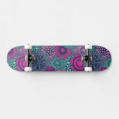 Stilvolles, helles Muster aus wunderschönen Blumen Skateboard (Horizontal)