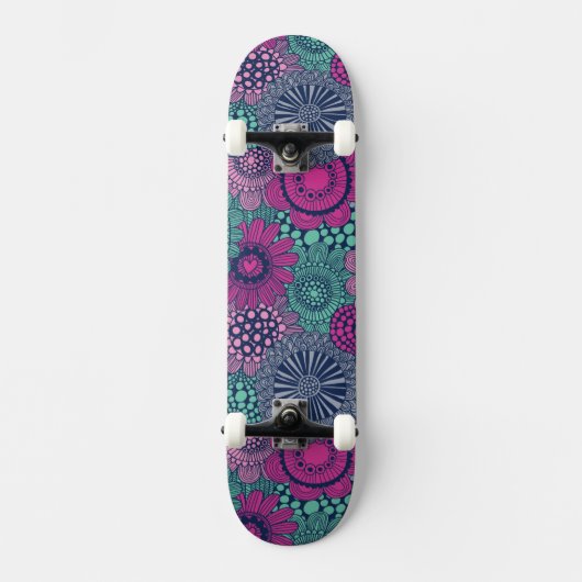 Stilvolles, helles Muster aus wunderschönen Blumen Skateboard (Vorderseite)