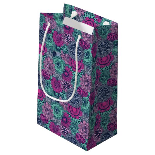 Stilvolles helles Muster der herrlichen Blumen Kleine Geschenktüte (Rückseite Schrägansicht)