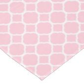 Stilvolles, hellrosa und weißes Quatrefolienmuster Tischdecke (Schrägansicht)