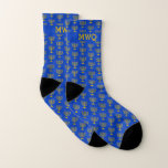 Stilvolles Israel Blau| Monogramm-MENORAD| Hanukkk Socken<br><div class="desc">Stilvolle,  Israel Blue MENORAH HANUKKAH Socken,  entworfen mit einem Imitat Gold Menorah in einem vertikalen,  gefliesten Muster. Es gibt ein individualisierbares TRIPLE MONOGRAM,  das Sie mit Ihren eigenen Initialen PERSONALISIEREN können.Das Design wird innen und außen wiederholt.  Ideal für Weihnachten und Geburtstage,  besonders für Hanukkah.Erhältlich in anderen Farben.</div>