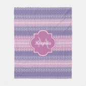 Stilvolles Lila Strick-Muster mit Monogramm und Na Fleecedecke (Vorderseite)