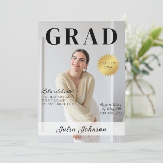 Stilvolles Magazine Graduate Foto 2024 Abschluss Einladung (Stehend Vorderseite)