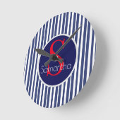 Stilvolles marineblau-rot gestreiftes Anfangsmonog Runde Wanduhr (Winkel)